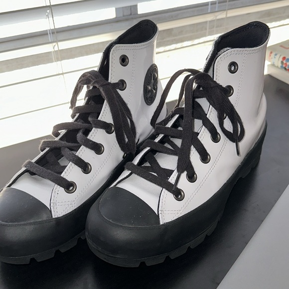 Converse - LIKE NEW - Picture 1 of 7